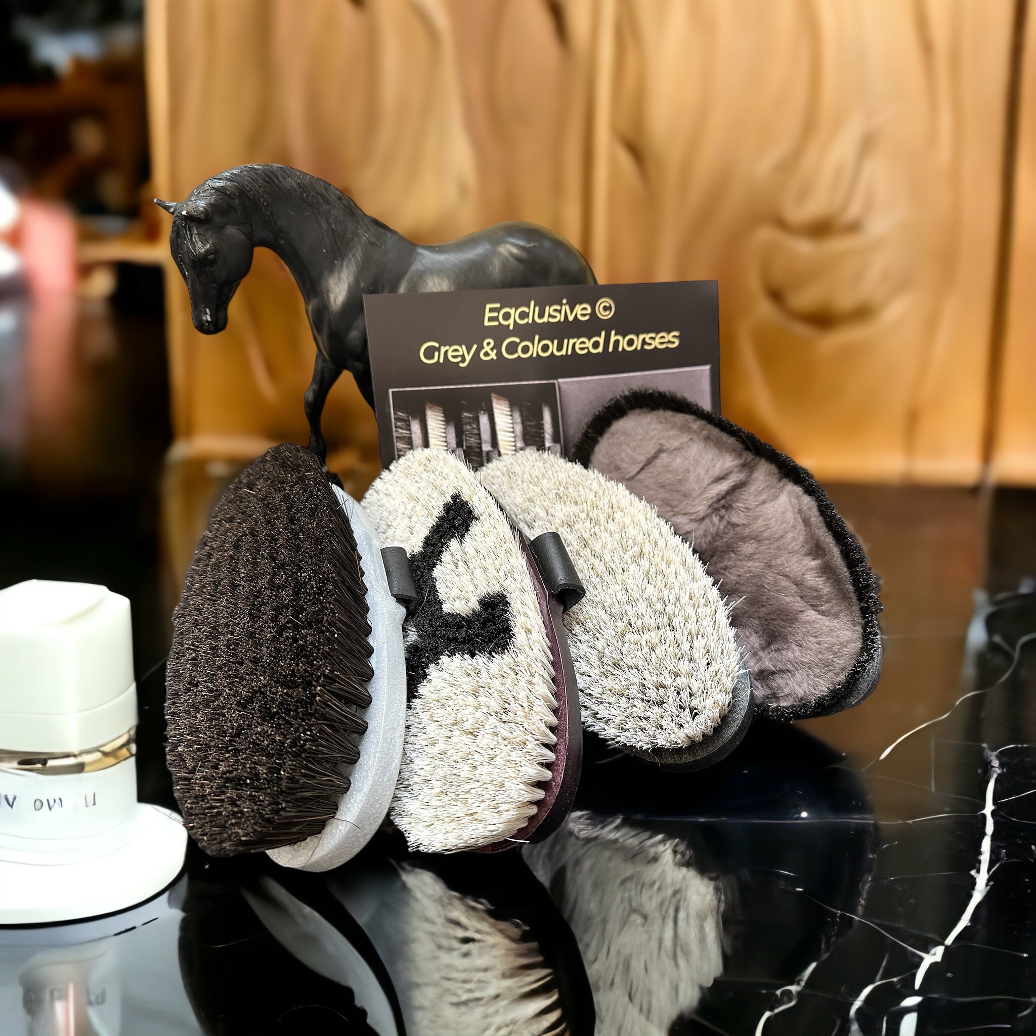 Eqclusive pack of brushes for grey and white horses