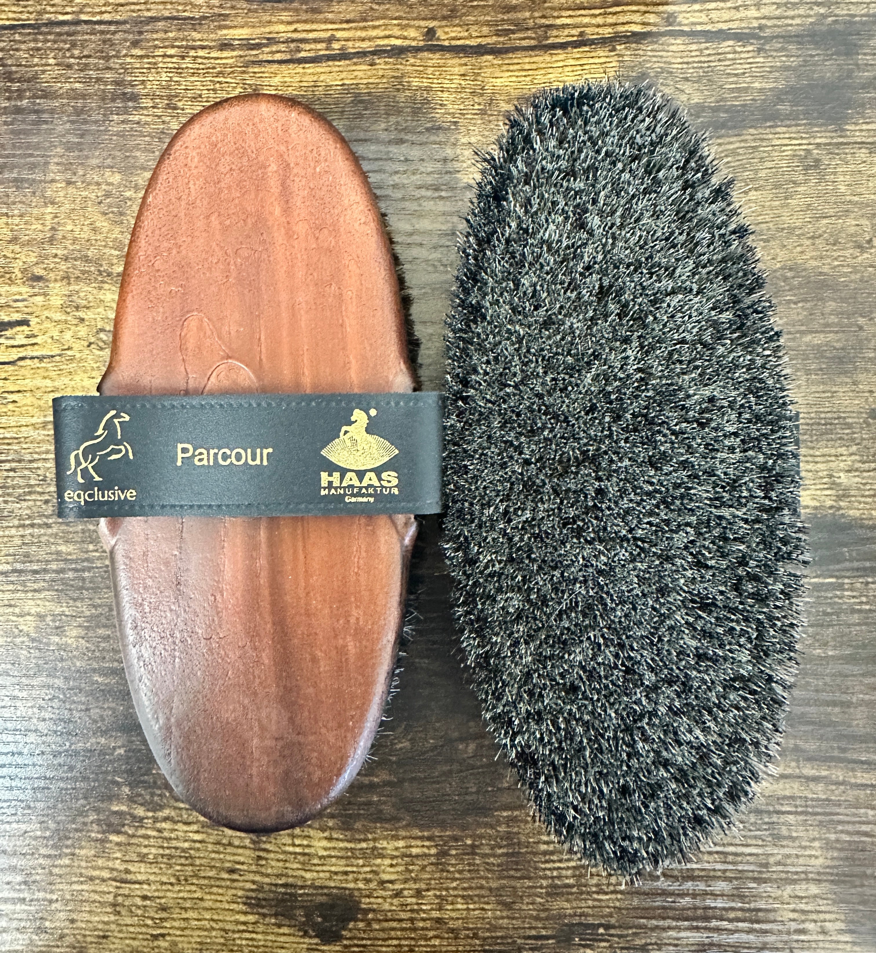 HAAS Parcour Brush for dark horses